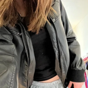 Supersnygg läderjacka  - Skitcool läderjacka köpt second hand som tyvärr inte kommer till användning. Den är i mycket gott skick 🩷