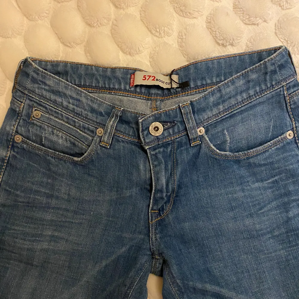 Lågmidjade Levis jeans i strl 27/32 Midjemått 74cm Innebenslängden 78cm. Jeans & Byxor.