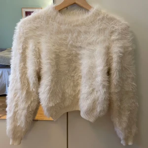 Mysig tjocktröja från Zara - Super len och mysig tjocktröja från Zara! Den är för liten och det är därför jag säljer den. Men den är fortfarande i super bra skick! Fraktkostnad tillkommer.