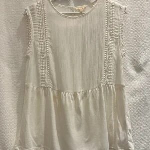 Vit ny topp från Esprit - Vit topp från Esprit.   Ny med prislapp men har en fläck på framsidan (se bilder), har ej försökt tvätta bort denna  och vet ej vad det är. 