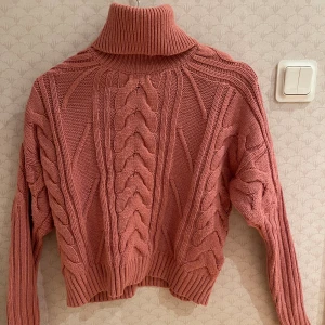 Ribbatickad tröja - Fin rosa ribbatickad tröja med polokrage. Väldigt värmande och mysig. Använd fåtal gånger och i fint skick. 