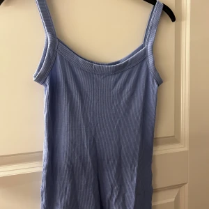 Fint linne - Blått linne från Lindex. Storlek xs. Säljer då jag fick två likadana i födelsedagspresent. Bara att höra av sig!💙🦋
