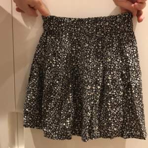 Kjol med inbyggda shorts Färg: Svart & Vit med blommor Storlek: SIZE 13-14 CM 164 Märke: Zara Skick: nästan oanvänd / nyskick 