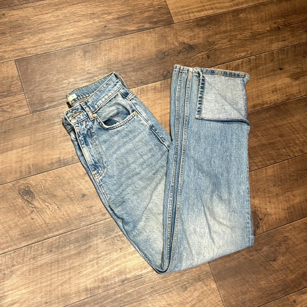Säljer dessa jättefina jeans från Gina med slit nedtill, för stora för mig🩷. Jeans & Byxor.