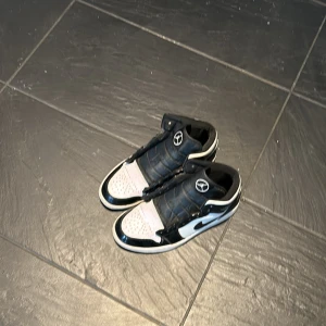 Jordan - Jordan Cornfiber Mid, lite creezade men inget som märks. Svarta och vita Snören hänger med 