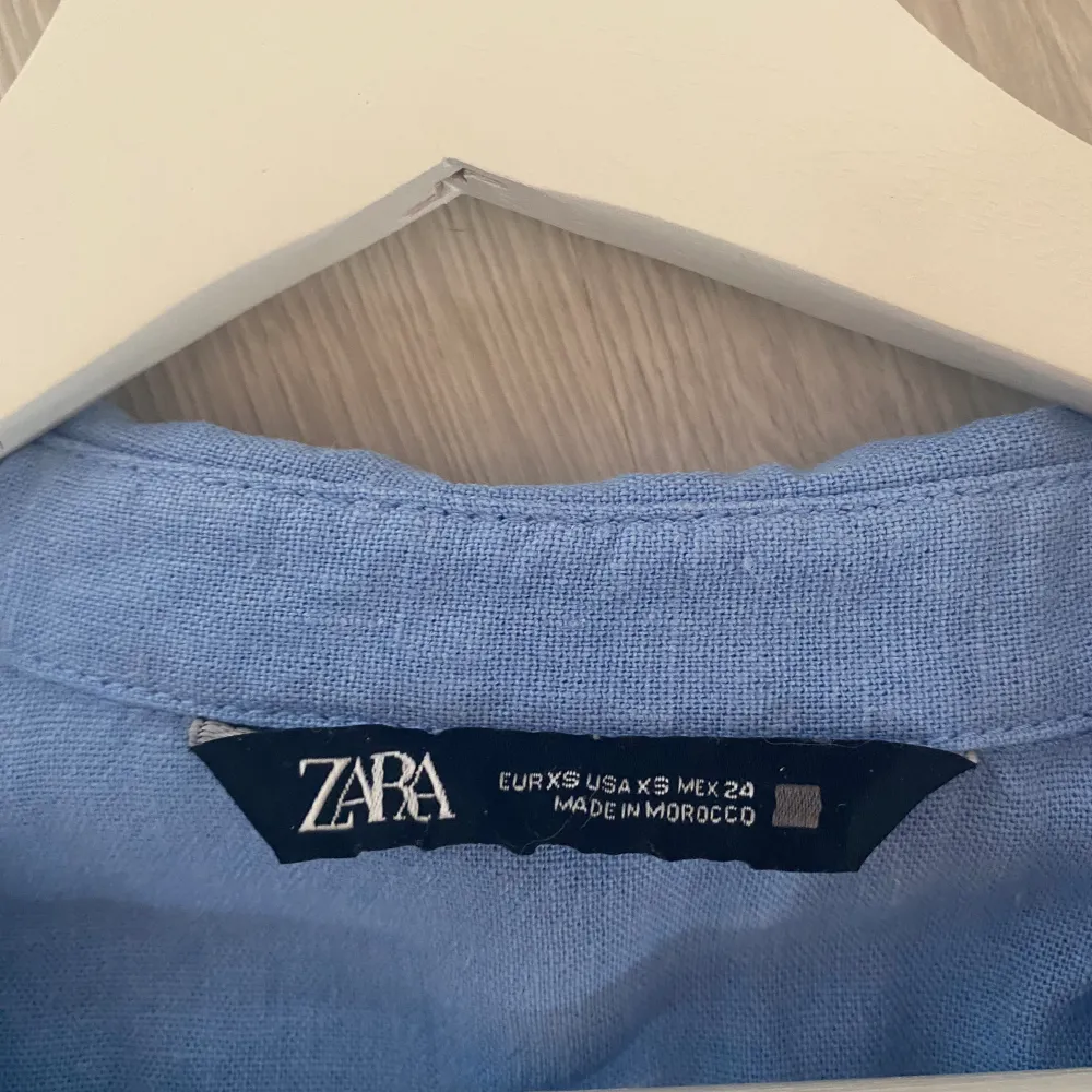 Säljer denna supergulliga blåa klänningen ifrån Zara pågrund av att den är för liten. Den är i stl xs och är bara använd ett fåtal gånger.💙 Köpt för 399kr.. Klänningar.