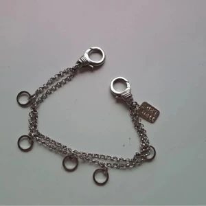 Armband  - Armband i silver. (Ej äkta) Säljer  matchande delar. Pris är diskuterbart. Vid funderingar skicka gärna pm. ❤️