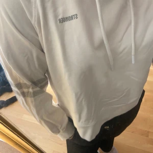 Kortare tröja  - En huddie från stronger i lite kortare model. Använd en gång💞kan användas till träning men också som en fin vardagströja. Priset kan diskuteras💗