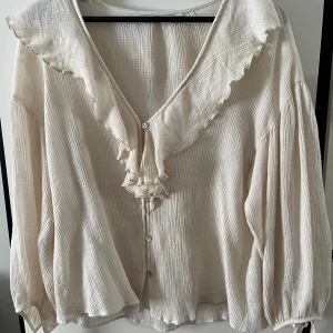 Vit blus - Säljer min fina vita blus från Zara! Knappt använd och i väldigt fint skick🤍