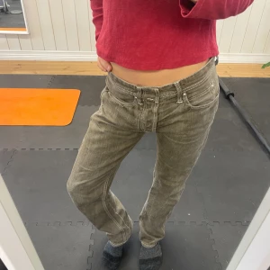 Vintage jeans - Så coola jeans från japanska märket Ijin materials gjorda i Italien. Sydda figurer på fickorna och läderlapp med päls. Storlek 30/32. Skriv vid frågor:)