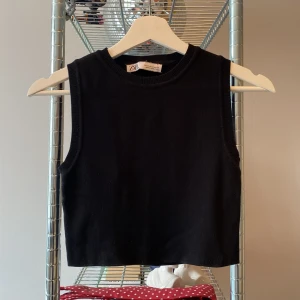 Zaratopp - Topp från Zara i storlek M, men är liten i storlek så är mer en XS
