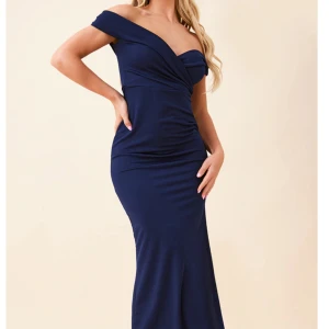 Marinblå klänning - Helt ny klänning från PrettyLittleThing i strl  S/M (10) med tagg kvar. 💕💕 Köpte fel strl och kunde ej returnera. 