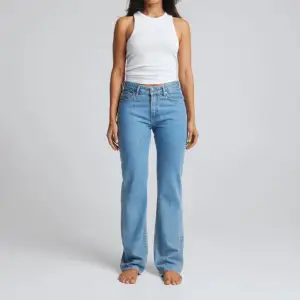 Säljer dessa jeans från bikbok. Endast använda 1 gång. Säljer då de är för stora för mig. Nypris: 699 kr💕