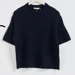 säljer denna mörkblåa t-shirt, den ör helt ny med lapparna kvar!! Den är i storlek xs och helt slutsåld🩵🖤