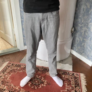 Vailent Jeans - Hej jag säljer mina gråa jeans från Vailent. De är i 9/10 skick. Jag säljer de för att de inte kommer till användning. Skriv privat om intresse.😁 Original pris:600kr