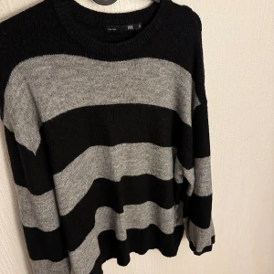 Stickad långärmad  - Stickad långärmad tröja randig från lager 157 knappt använt. 