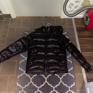 Moncler maya svart - Säljer denna då den var för stor för mig är en size 5 men passar nog om man är en L då den passa min pappa som är Large🔥   Köpt på plick📦  Nyskick🙌