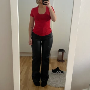 Röd t-shirt - Röd t-shirt. Storlek xs. 