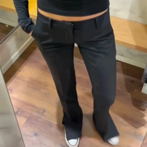 Lågmidjade Kostymbyxor - Populära lågmidjade kostymbyxor från bikbok. Säljer då de ej passar mig, de är i jättebra skick. Hör gärna av er angående frågor osv annars går det bra att trycka på köp nu 💓 (Frakt 19kr via köp nu)