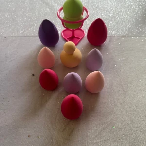 Sminksvampar - Alla är nya, olika storlekar och formar.  Det ingår en ställning för att torka svampar. 