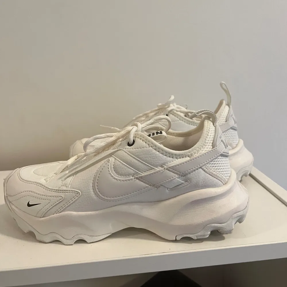 Ett par vita sneakers från Nike, modellen TC 7900. Använda en gång. Nypris 1.300 kr. Skor.