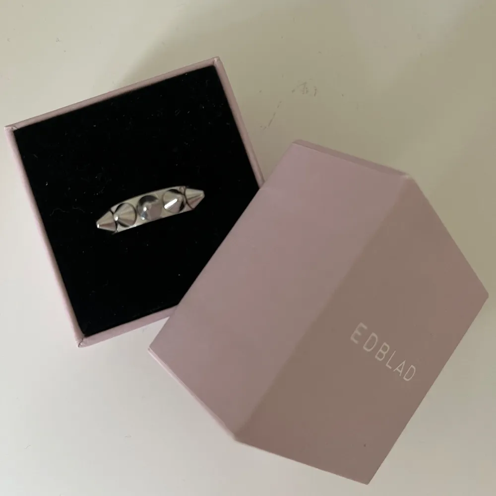Säljer nu min fina Edblad ring från deras peak kollektion som tyvärr inte kommer till användning. Köptes 2022 i Edblads egna butik. Nypris 350kr. Nyskick i storlek M (17,5) 💝 . Accessoarer.
