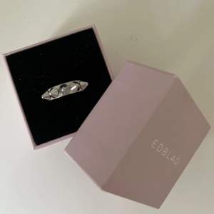 Säljer nu min fina Edblad ring från deras peak kollektion som tyvärr inte kommer till användning. Köptes 2022 i Edblads egna butik. Nypris 350kr. Nyskick i storlek M (17,5) 💝 