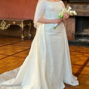 Bröllop klänning  - Storlek 38-42 , man kan tajta till det baksidan , man kan själv bestämma hur tajta det ska vara. Ni kan få även med brud vit slöja som är på bilden .  Den är använt en gång bara. jag är 168-169 cm lång .