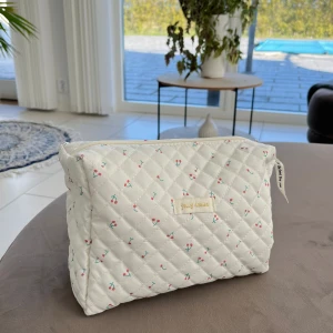 Necessär - Jättefin necessär perfekt för hudvård, smink mm. Rymlig och gulligt mönster. Pris: 30kr 💕💕💕