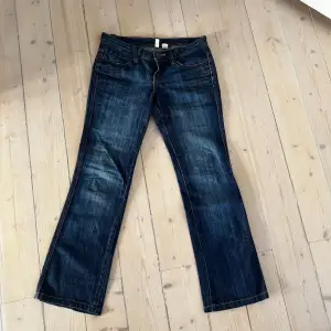 Har inga bilder på!! Super snygga lågmidjade bootcut jeans som tyvärr ej passa mig därav säljer jag❤️  Mått: Midjemått: 38cm Ben från midja/gren/vidd nedtill: 94/74/21