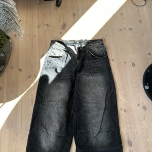 Jaded london ”washed black colossus jeans” - Väldigtbra skick Köpta på jaded london för 1350kr Återigen stor storlek men passar bra som rätt så baggy jeans för mig som är 190