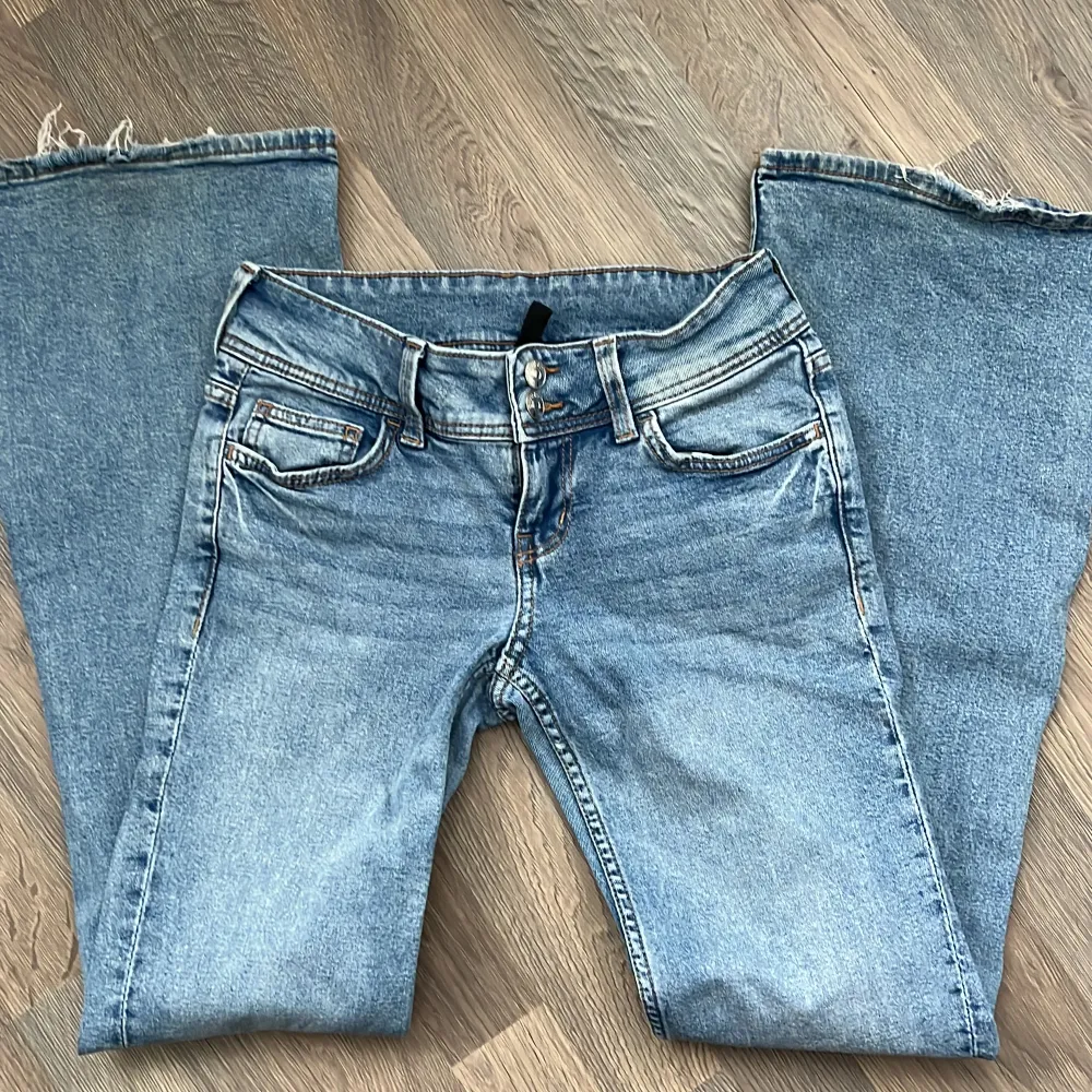 Säljer mina Lågmidjade flare jeans med coola fickor då dom inte kommer till användning. Dom är i bra skick förutom slitningarna nere vid den bakre delen på byxbenet. Det är bara att skriva för fler bilder, mått eller andra frågor💓. Jeans & Byxor.