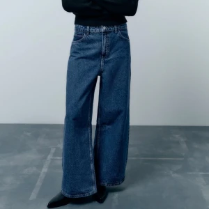 Palazzo jeans  - 100% bomull. 5 fickor med dragkedja fram. Nyskick med prislapp. Nypris 399 kr. 