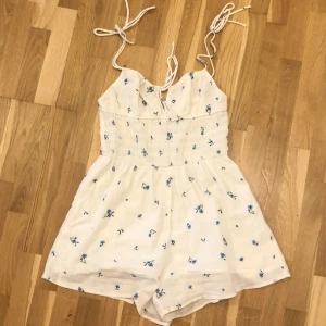 Kort sommar byxdress - Fin och skön kort byxdress med tunna axelband perfekt för sommaren. Pris kan diskuteras:)