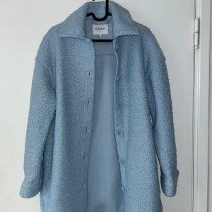 Blå vårjacka  - Jacka i storlek Xs. Den är oversized, den passar mig som ofta har s-m i jackor