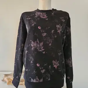 Svart sweatshirt/ crewneck med rosa blommönster