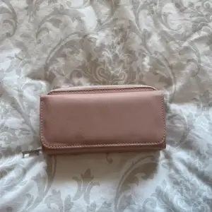Jätte snygg rosa plånbok med massa olika fack 