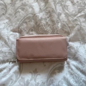 Plånbok - Jätte snygg rosa plånbok med massa olika fack 
