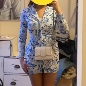 Klänning - En klänning från boohoo i storlek s men skulle säga att den sitter som en xs. Man kan ha den öppen som en blazer om man vill det. ❤️ kan gå ner i pris 