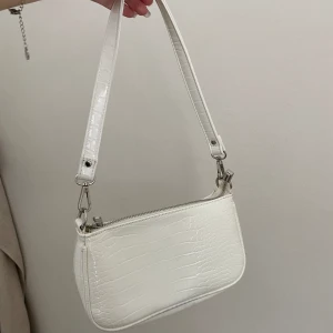 Vit väska - Säljer nu min vita väska från Gina tricot då jag inte använder den längre! Den är i väldigt bra skick och perfekt till fest eller vardags🤍 (Använd köp nu knappen)