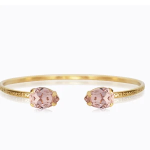 Caroline svedbom  - Petite drop bracelet från Caroline Svedbom i färgen vintage rose. La in en bild som är mer rättvis för hur färgen ser ut från hemsidan då den ser annorlunda ut i det ljuset som bilden är tagen i av mig💞