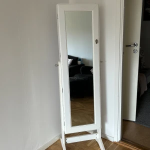 Smyckesgarderob  - Väldigt snygg ”smyckesgarderob” med mycket bra förvaring. Bra skick. Fler bilder kan skickas ifall du är intresserad. (Pris kan diskuteras)(köp inte via ”köp nu”)