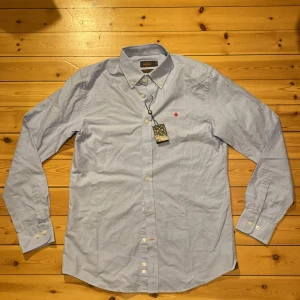 Morris skjorta - En helt ny Morris skjorta i storlek M. Nypris 1000. Modellen på bilden är 185. För fler frågor kom DM