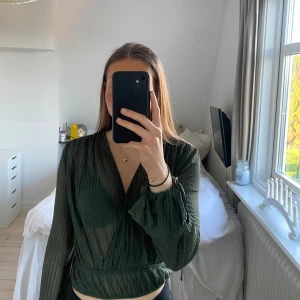Grön blus - Super söt blus i tunt material. 