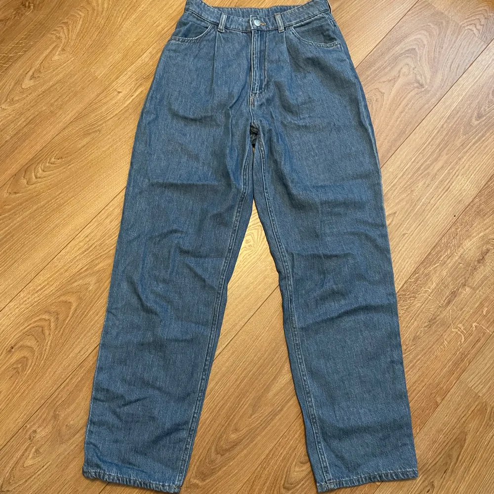 Blå högmidjade mom-jeans från H&M. Använda ett fåtal gånger.. Jeans & Byxor.