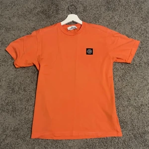 Stone Island T-shirt - Använd en till två gånger! Köpt på Nk! Säljs för den användes aldrig! 