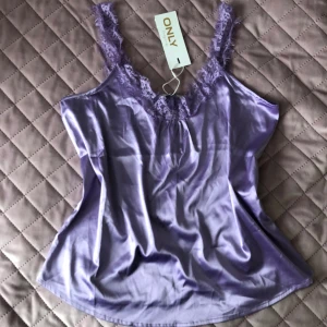 Lilac spetstopp - Linnet är helt nytt med lappar. Storleken är M och det är lite stort för mig som brukar ha storleken S. Linnet kommer från Only. Hör av dig om du har några frågor! ☺️