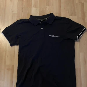 Sail racing skjorta - Skjortan är som ny, sällan använt p.g.a att den har blivit för liten för mig. (Pris kan diskuteras)