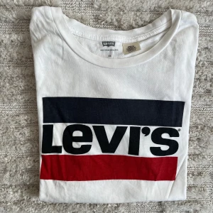 T-shirt  - T-shirt från Levis, knappt använd