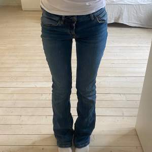 Mid waist zara jeans i storlek 34. Innerbenslängden är 82 och midjan är 34 tvärs över, lite långa på mig som är 161cm. Enda defekten är att ena byxbenet är lite slitet längst ner (visas på sista bilden) men annars som nya💓